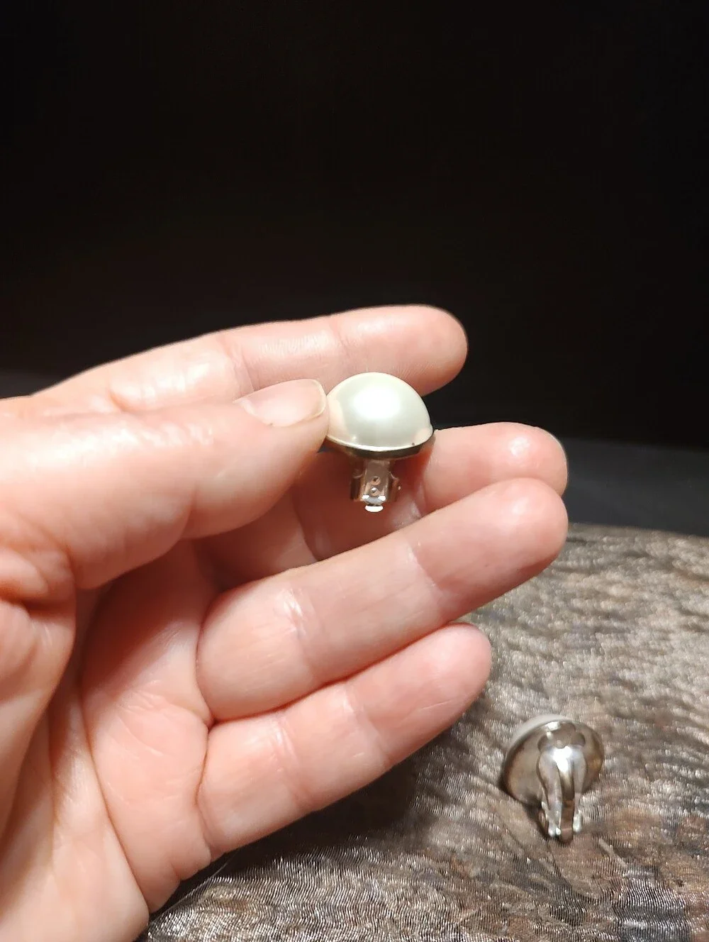 🍒🤍🍒 Timeless Retro Style Cream Ivory Domed Faux Pearl & Gold Earrings